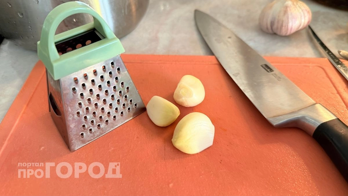 Зубчик чеснока у входной двери: зачем так делали наши бабушки - простой способ с неожиданным эффектом