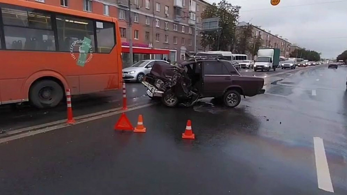 Легковушка врезалась в автобус в Ленинском районе Нижнего Новгорода