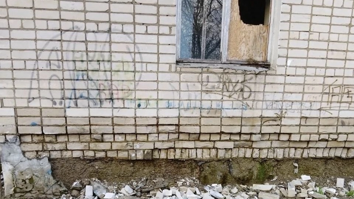 В Балахне дом с сотней квартир может рухнуть из-за воды в подвале и сильных повреждений дома 