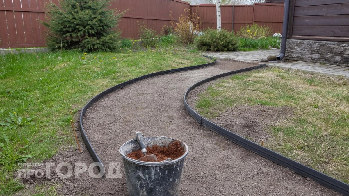 Собираю старые покрышки и делаю дорожку из резиновой крошки на даче: красиво, практично и почти без затрат