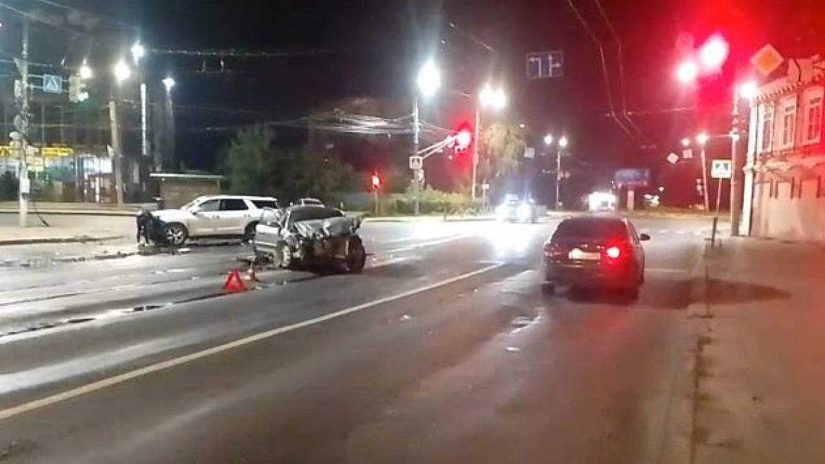 В Нижнем Новгороде Hyundai столкнулись на перекрестке: пострадали ребенок и девушка