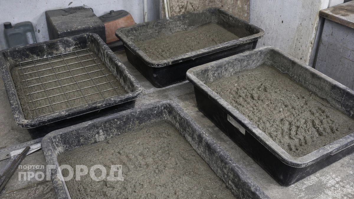 Беру мешок цемента и комплект лотков: вот как отливаю крепкие плитки для дачи, которые служат годами