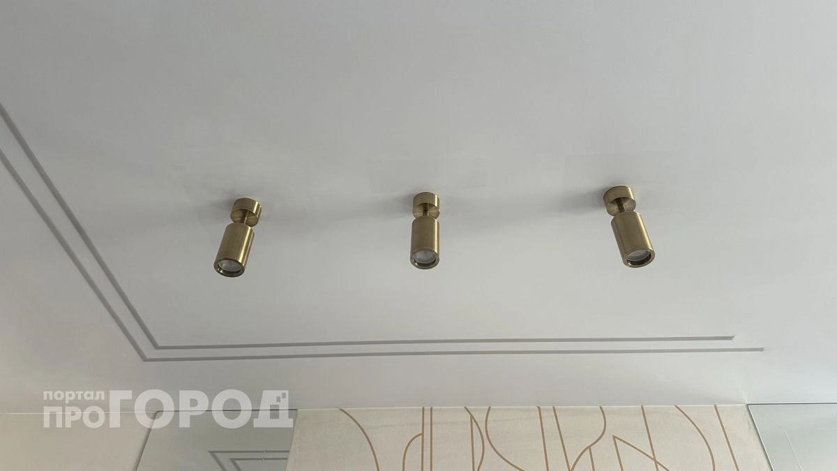 Не штукатурка и не глянец: какие потолки рекомендуют делать дизайнеры интерьера в 2026 году