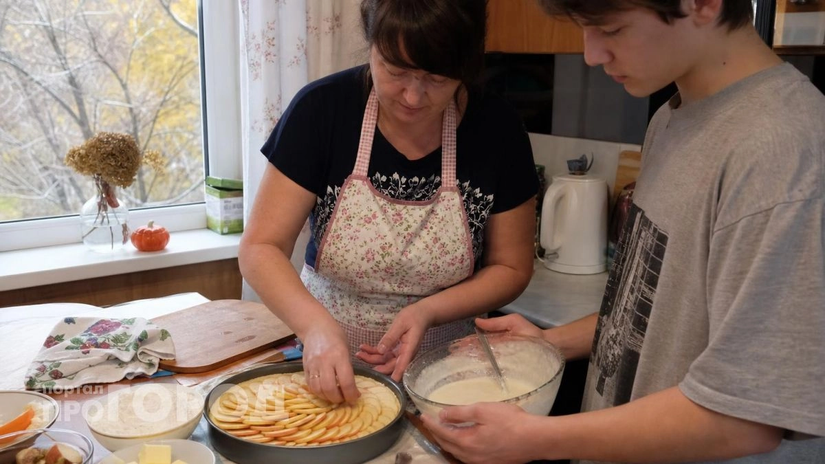 Банка сметаны, 3 яйца и яблоки: вместо шарлотки готовим нежный "Яблочник" - семья сгребает его сразу же
