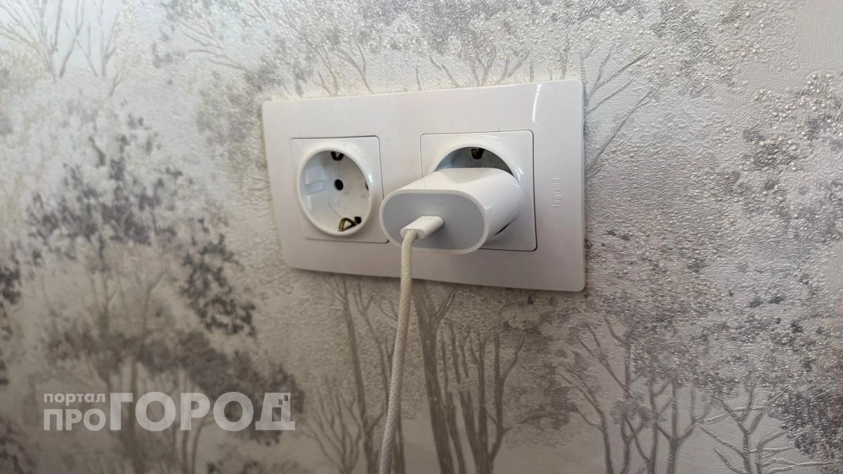 Инженер с 20-летним стажем предупредил: можно ли оставлять зарядку в розетке