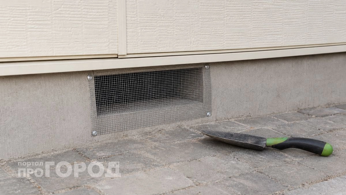 Нужно ли закрывать продухи в цоколе на зиму: поставлена точка в вечном споре