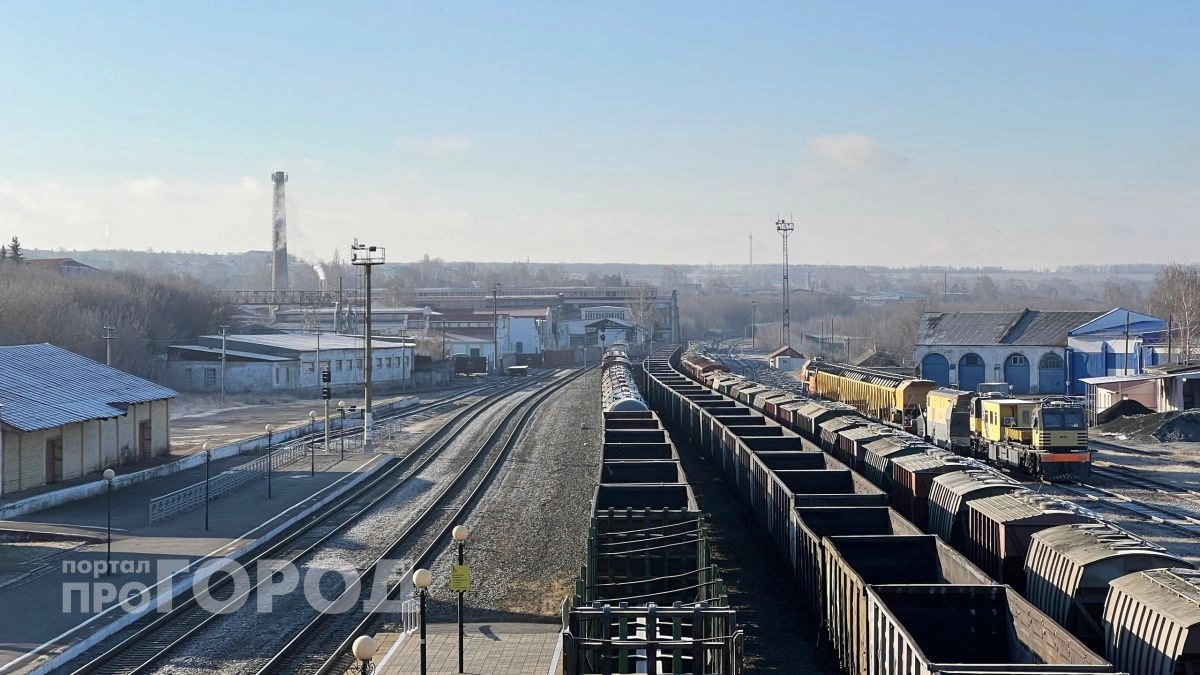 Два грузовых вагона сошли с рельсов на станции в Балахне