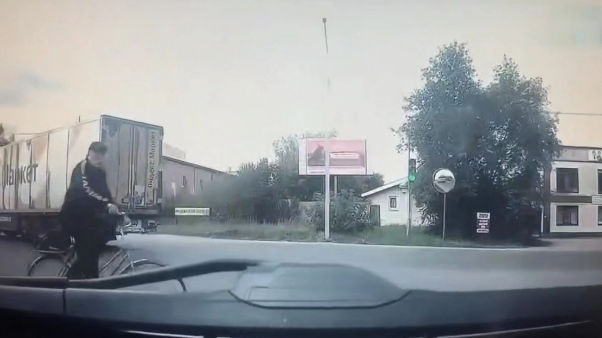 В Балахне водитель легкового автомобиля сбил выехавшего на красный велосипедиста