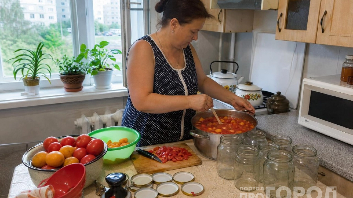 Пикантные томаты "Маскарад" кручу по 30 банок - и все мало: такая закуска зимой улетает первой