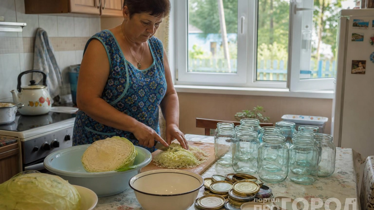Квашеная капуста превращается в кашу из-за одной ошибки: как сохранить звонкий хруст