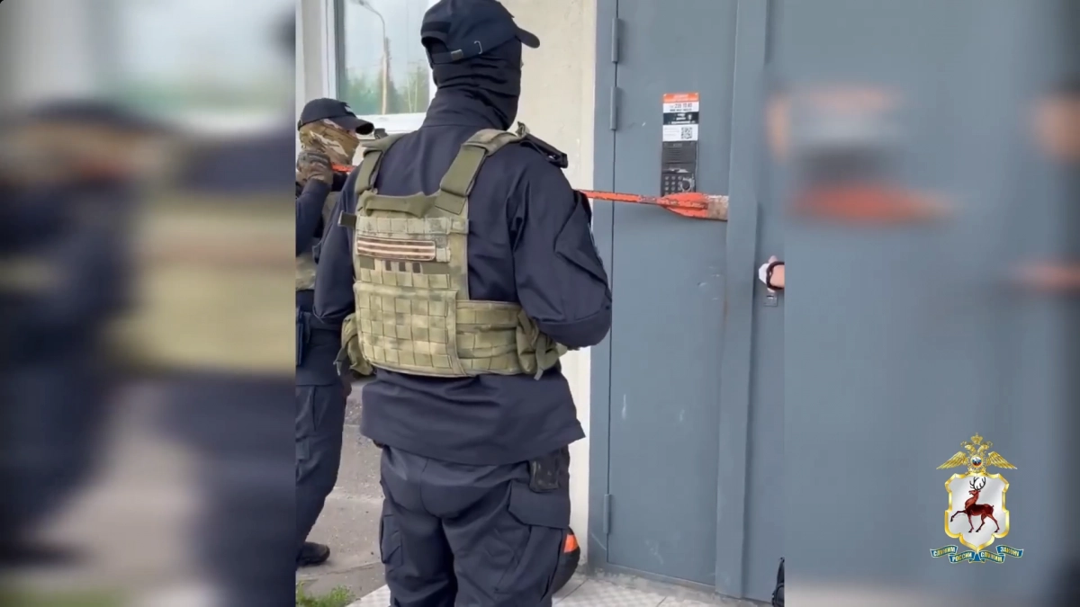 Пятеро нижегородцев выбивали 450 тысяч рублей у 17-летнего парня под угрозой расправы
