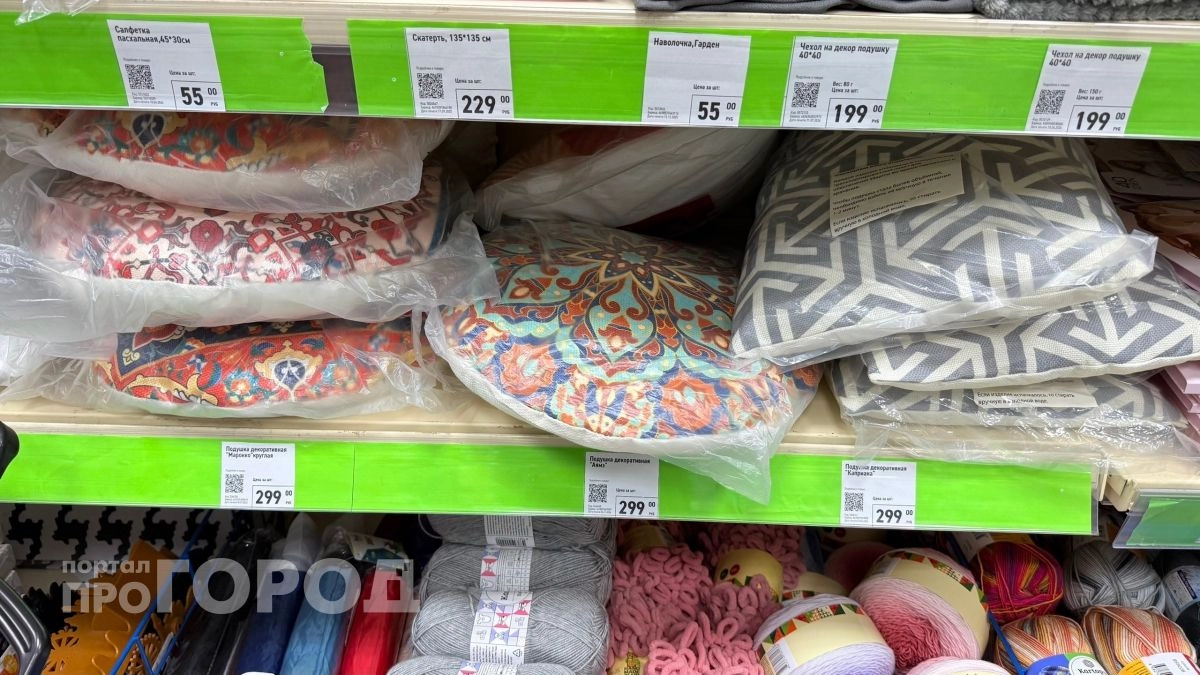 Скупаю в Fix Price "облачные" подушки, но спать на них не собираюсь: показываю, какой декор для спальни из них получается