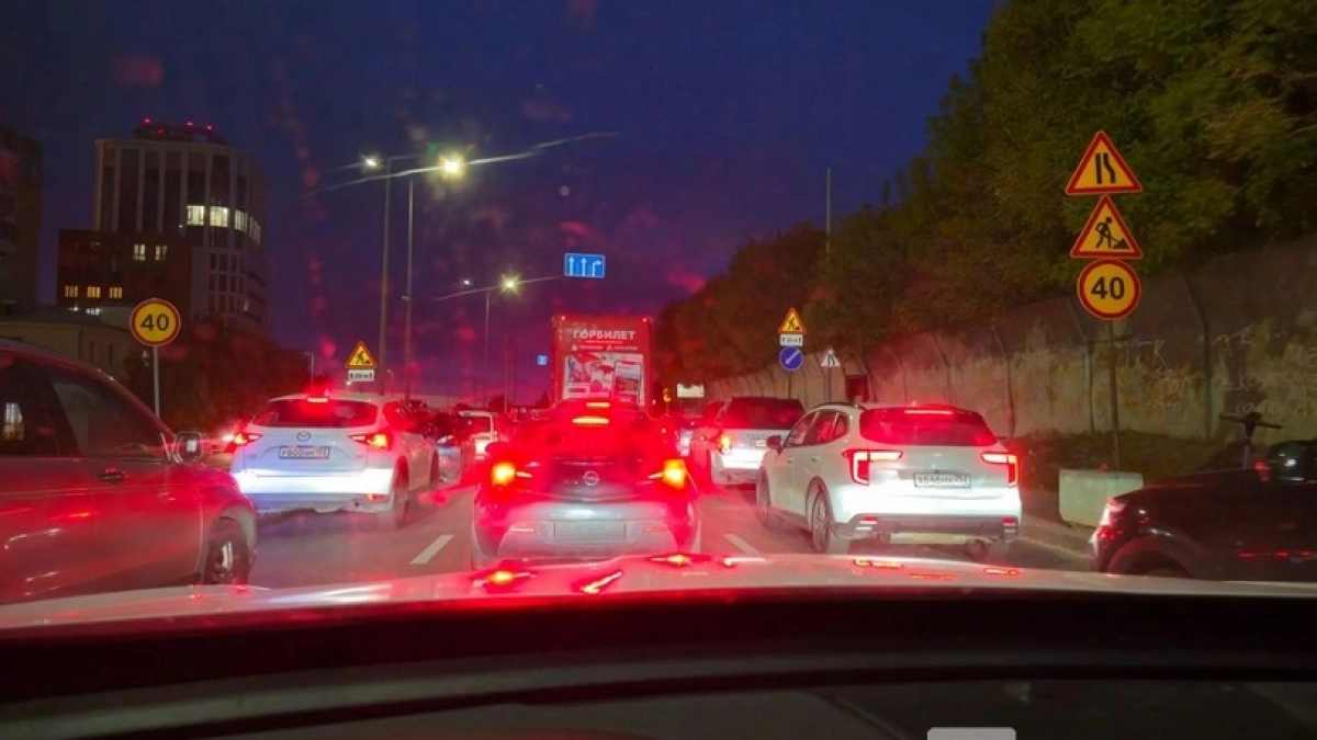 Ограничение у метромоста собрало пробки в Нижнем Новгороде вечером 8 сентября