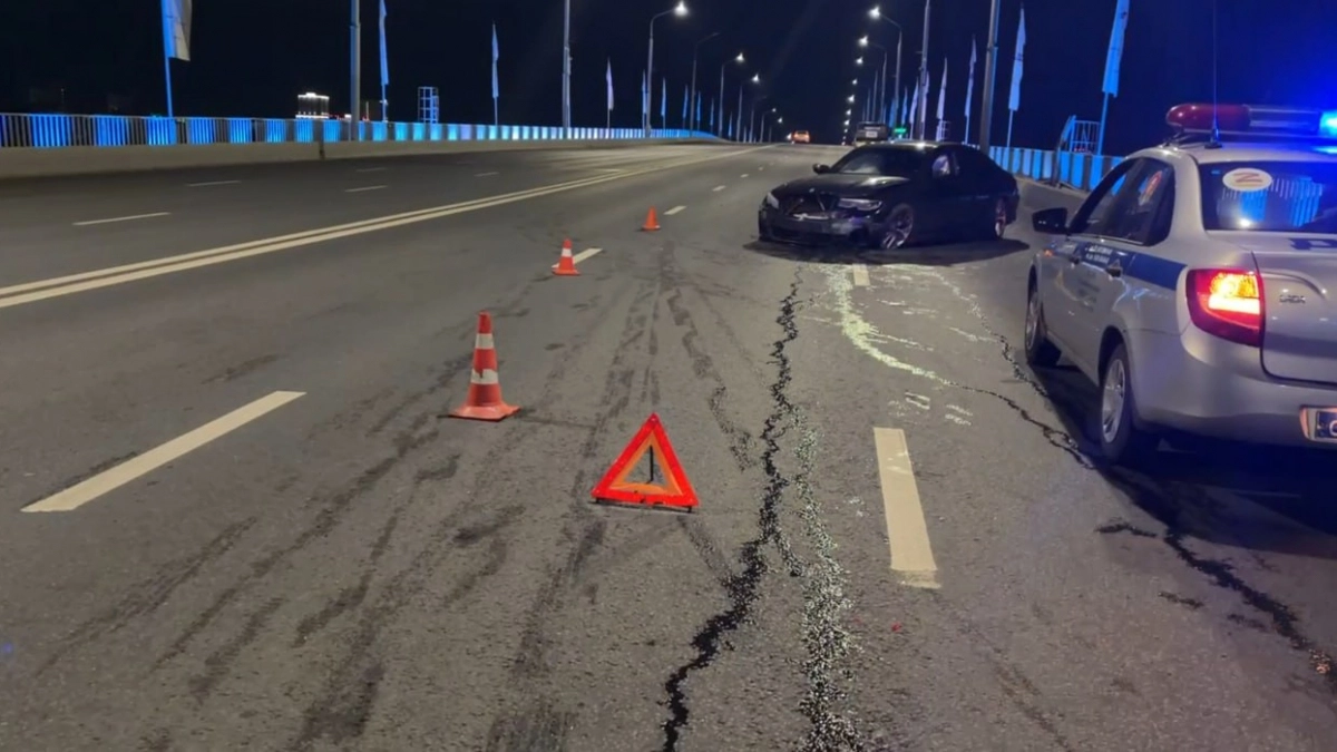 В Нижнем Новгороде водитель BMW с пассажиром разбились на Канавинском мосту