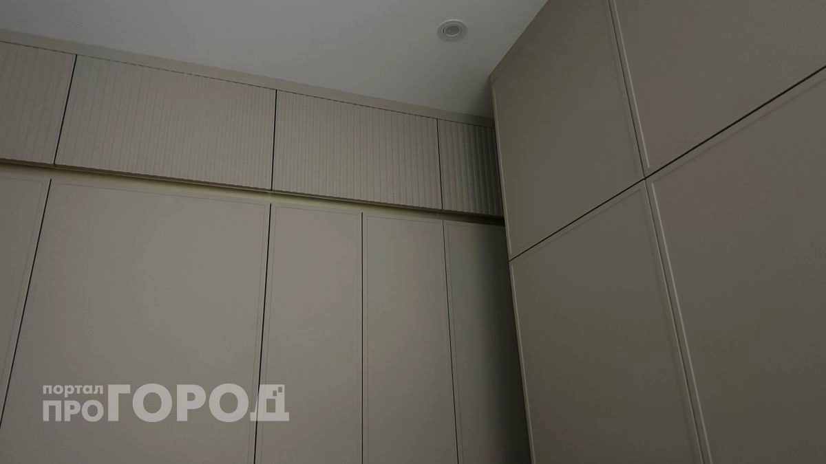 Открытые полки захламляют кухню: стильная замена, где все помещается и ничего не давит на интерьер