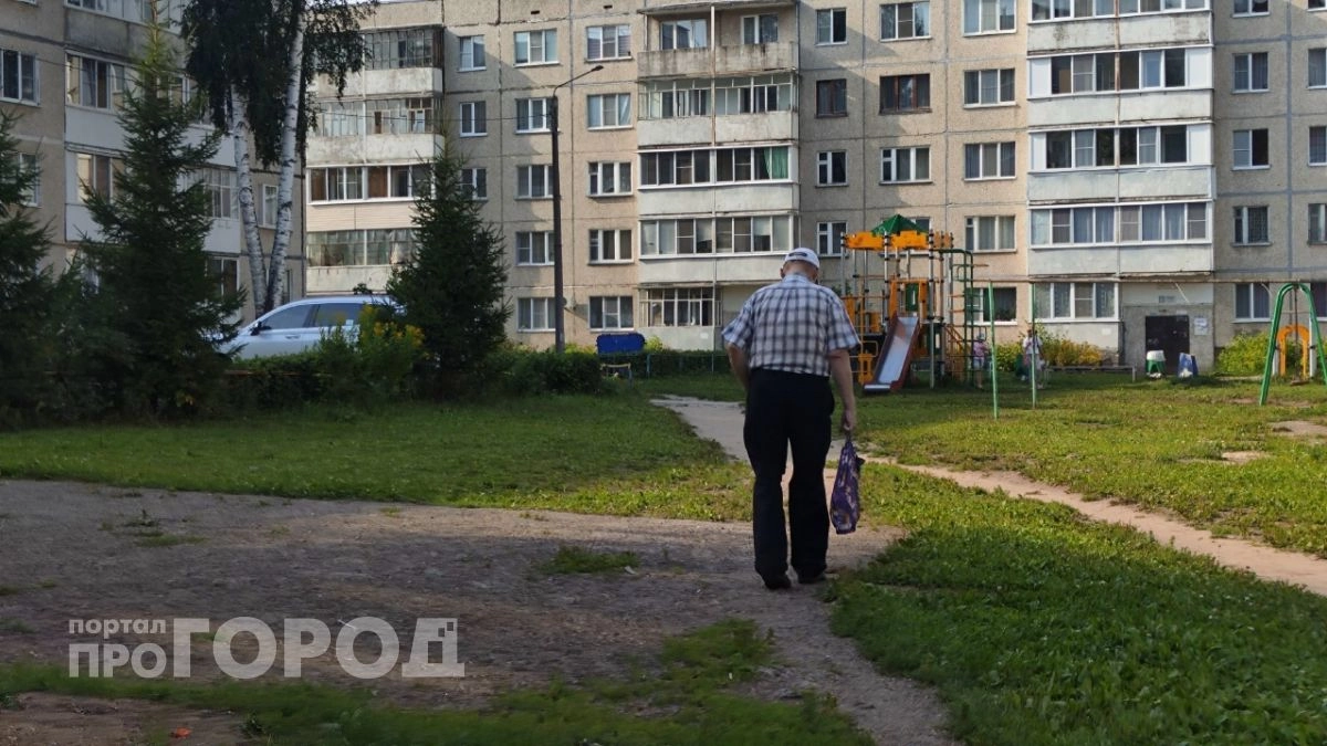 Пожилой нижегородец упаковал более 400 тысяч рублей в цветной пакет и отдал курьеру, поговорив по телефону