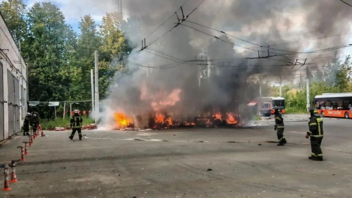 В Нижнем Новгороде посреди дня до тла сгорел электробус