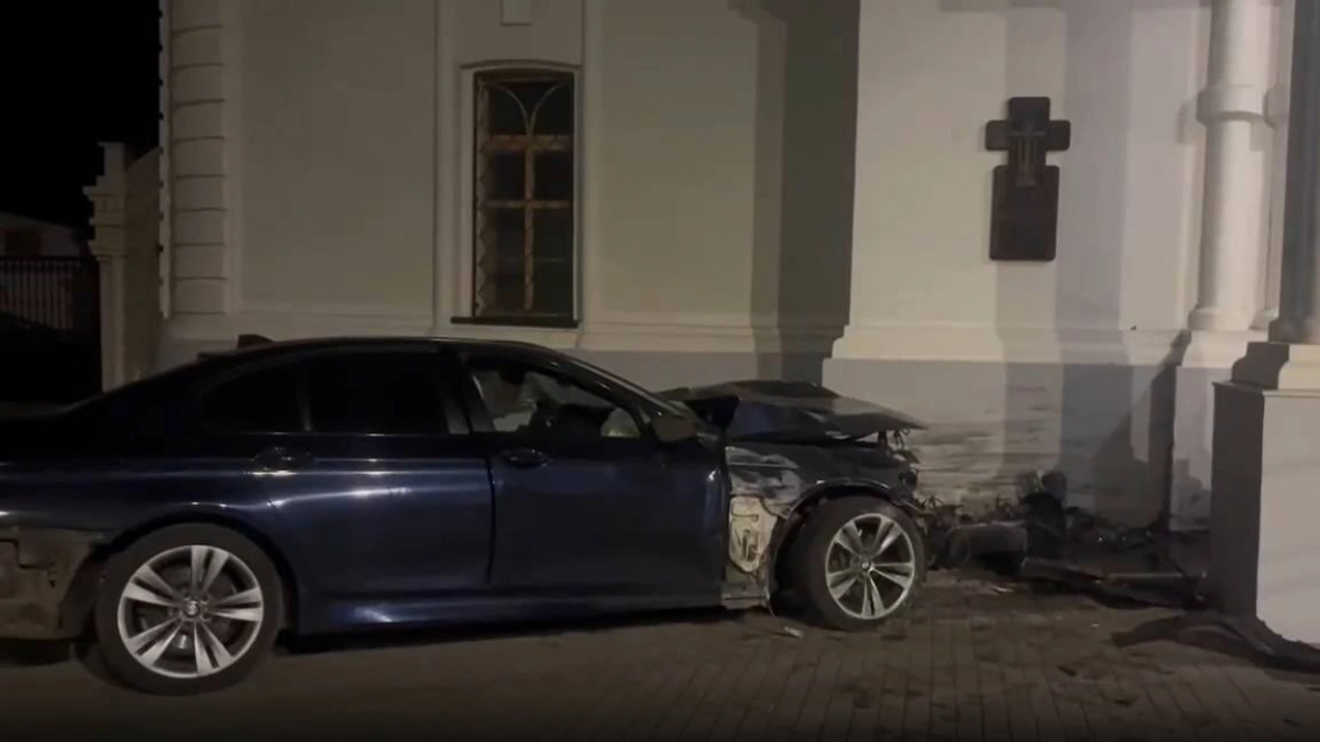 BMW на скорости протаранила Троицкую церковь