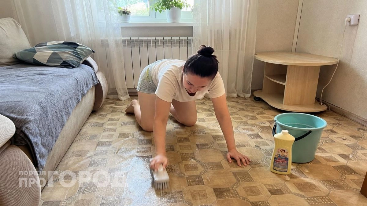 Почему немецкие хозяйки не моют полы шваброй: одна простая привычка, которая экономит время и силы