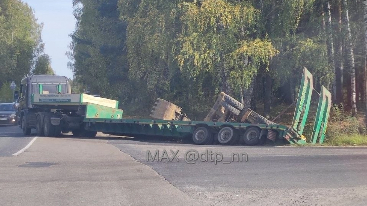 Экскаватор рухнул в кювет при повороте на Южном шоссе в Сарове