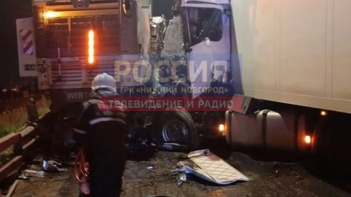 Фура врезалась в дорожную технику на Борском мосту 