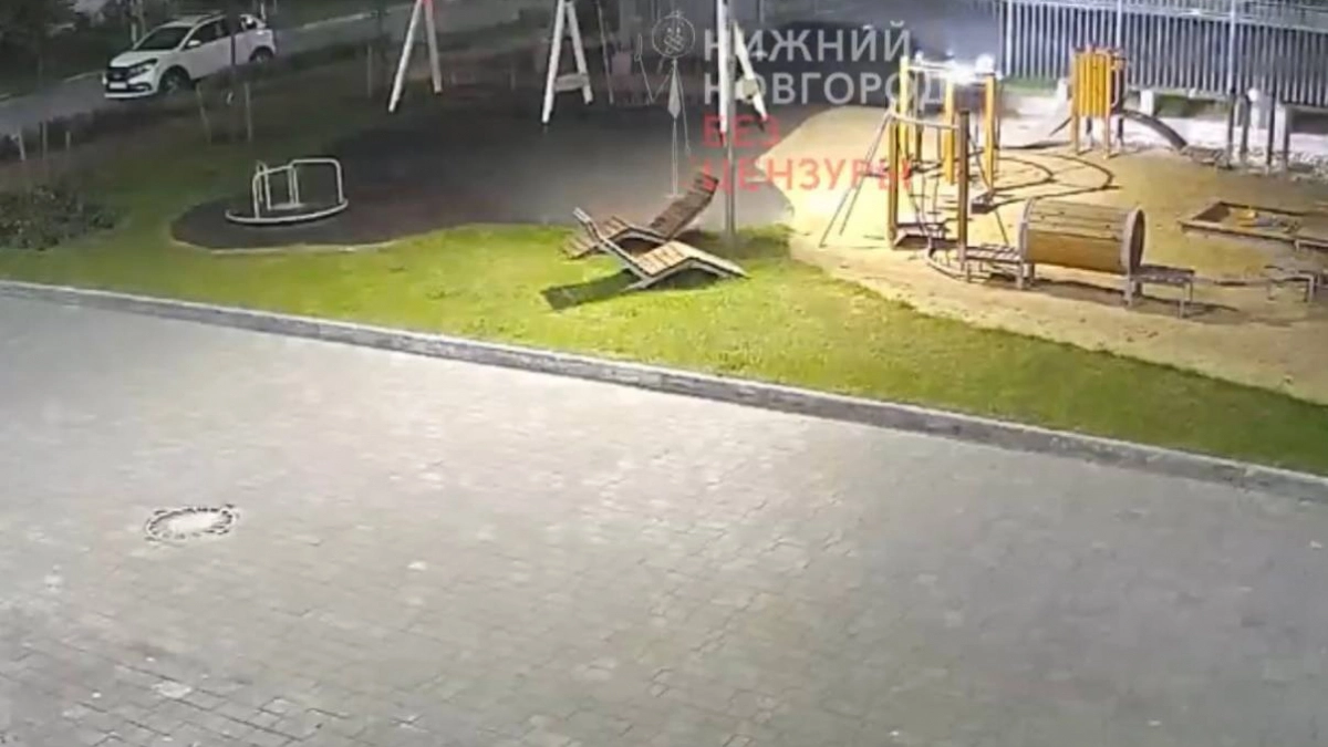 20-летний нижегородец устроил дрифт на детской площадке и набрал букет протоколов