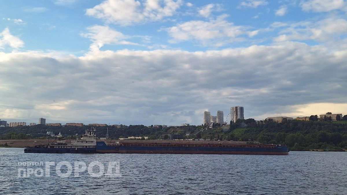 У Городца танкер и буксир с баржей сели на мель и заблокировали Волгу