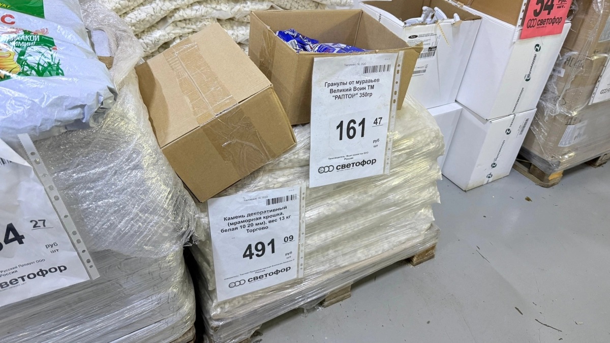 Строительную сетку набиваю мраморной крошкой из "Светофора", словно подушку: как сделать аккуратный "пояс" для клумбы