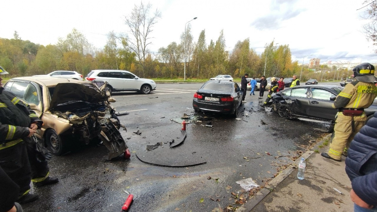 На Анкудиновском шоссе лихач на BMW вылетел на встречку и покалечил мужчину
