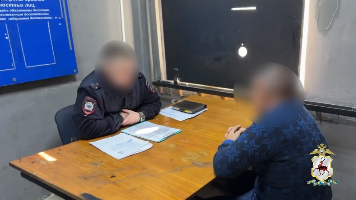 В Дзержинске полиция скрутила 49-летнего мужчину, который кидался петардами из окна и пугал соседей ночью