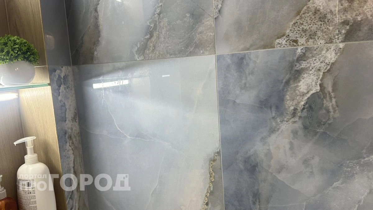 Плитка в ванной больше не обязана быть белой: один неожиданный материал - и пространство выглядит совсем иначе