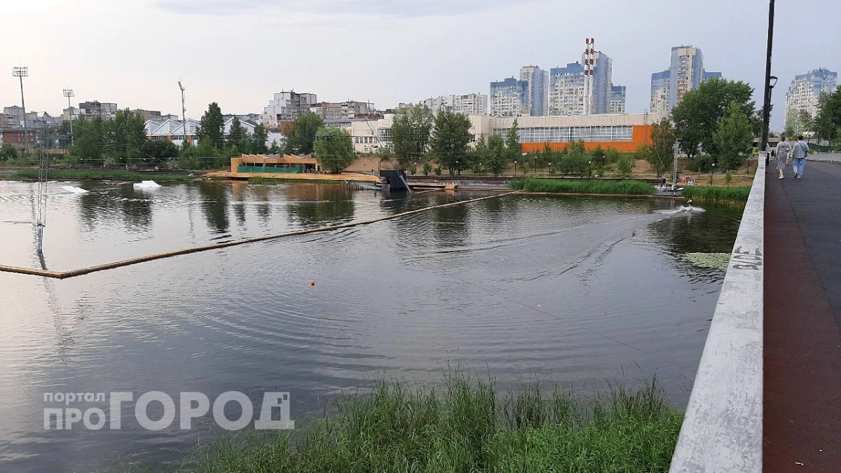 Пластиковый рай разрушился около Мещерского озера и превратил набережную в полосу препятствий