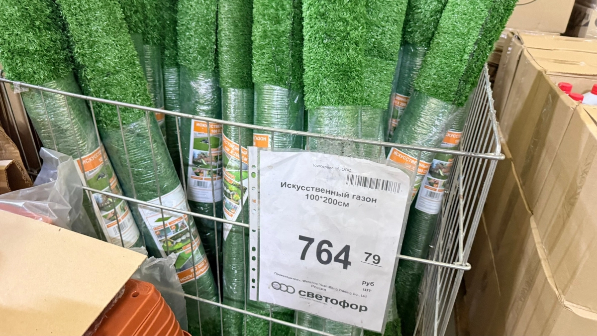 Балкон застилаю травяным ковром из "Светофора": пол всегда выглядит свежо и богато
