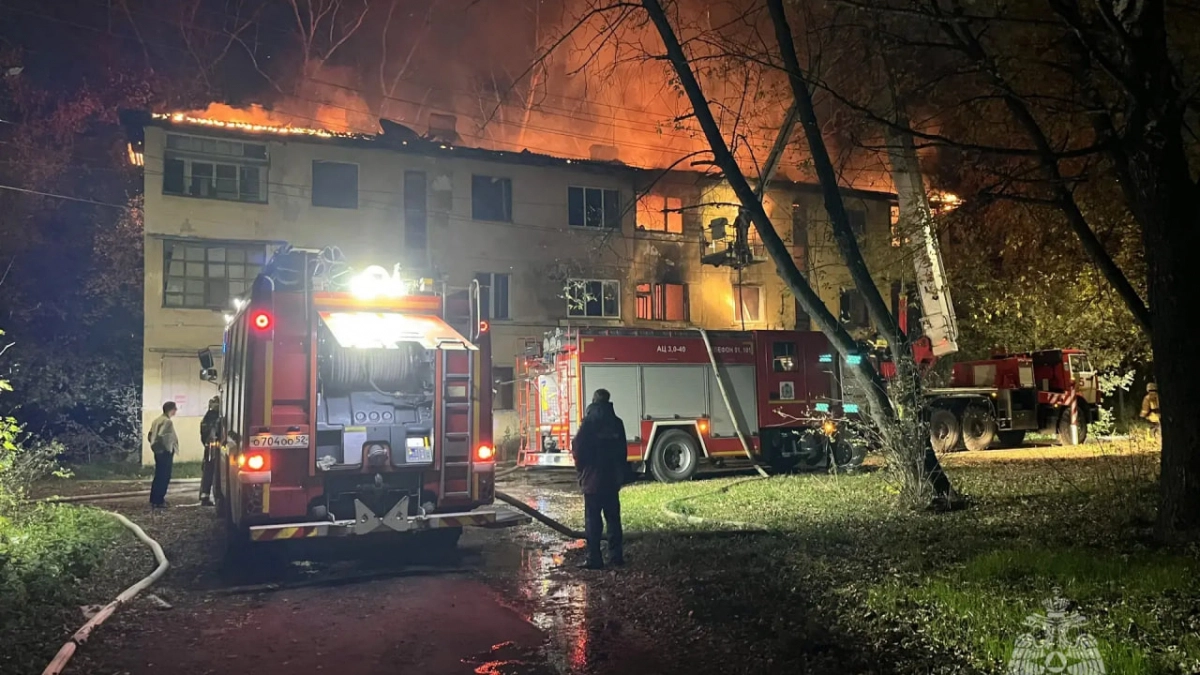 Пожар на 300 квадратов тушили этой ночью в Ленинском районе Нижнего Новгорода
