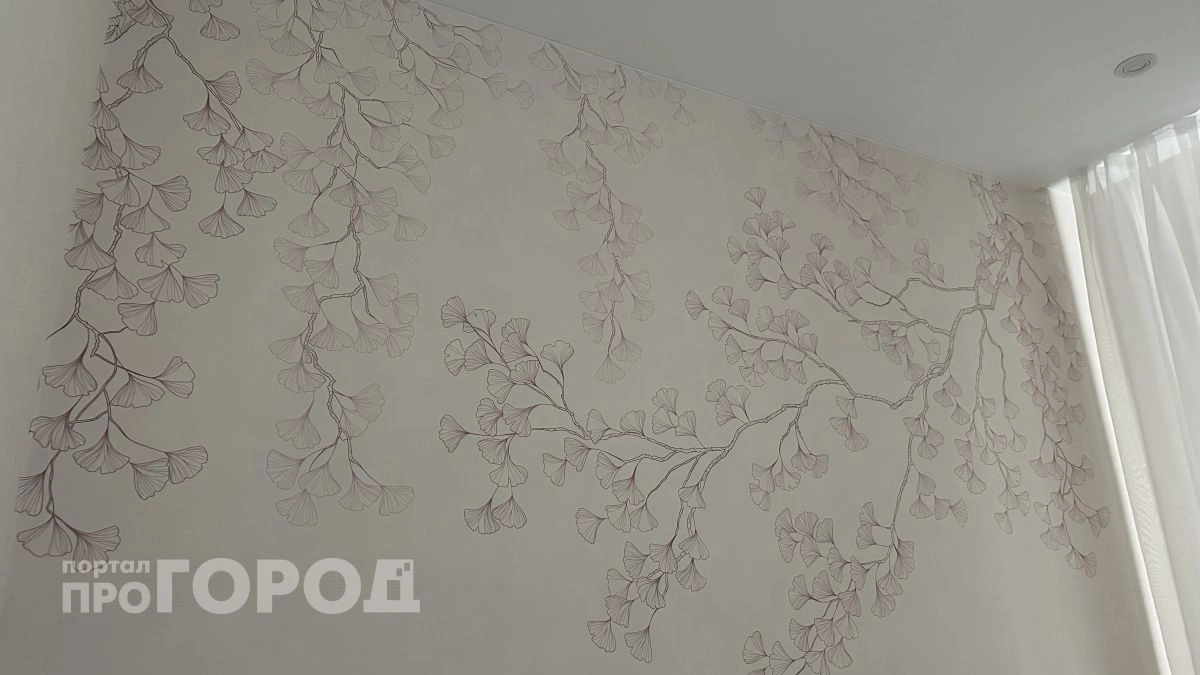 Обои с цветочками больше не радуют: хозяйки нашли способ преобразить стены без дорогого ремонта