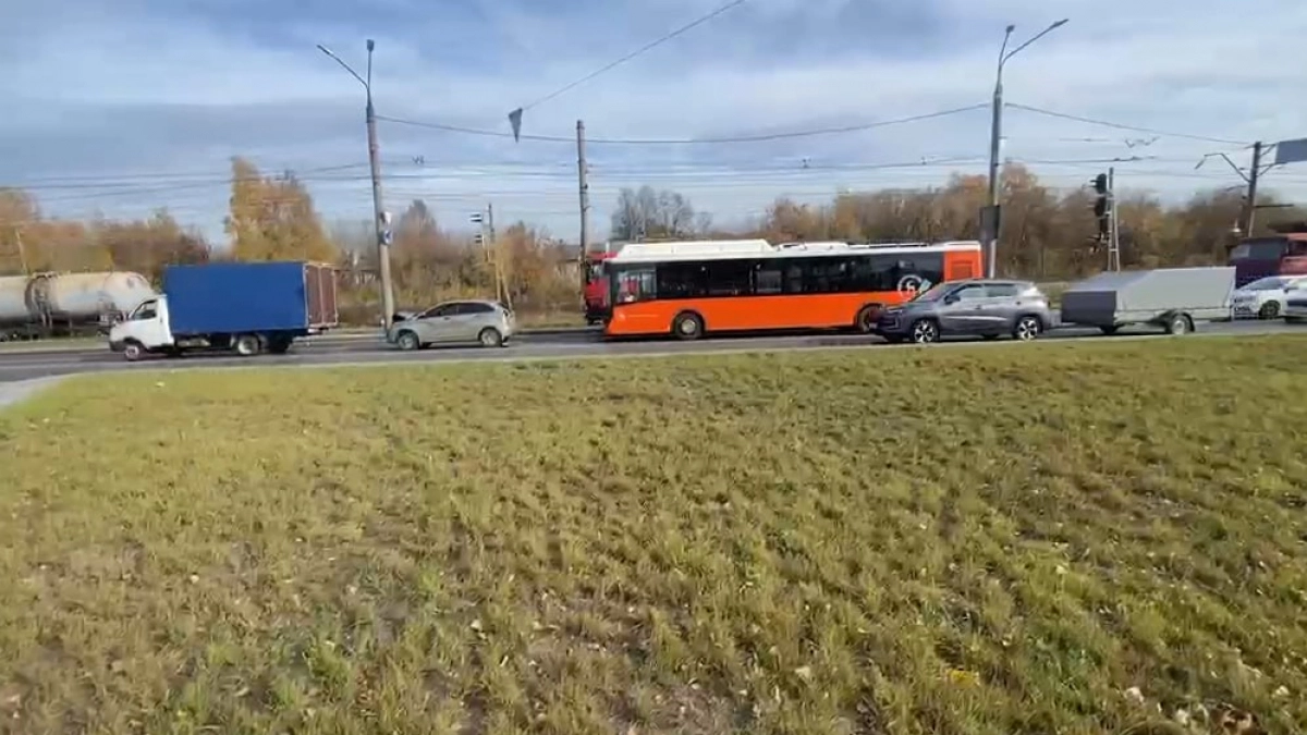 Автобус протаранил отечественную легковушку в Канавинском районе