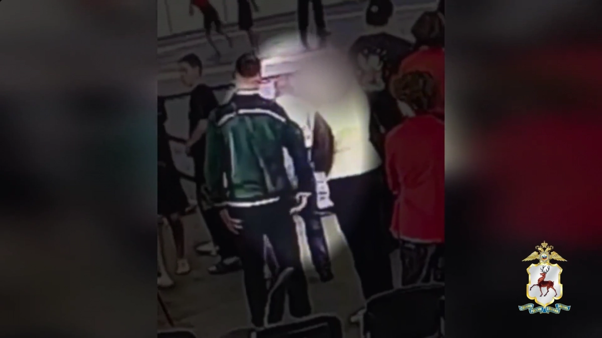 В Нижнем Новгороде пенсионер утащил с детского стадиона золото на 90 тысяч