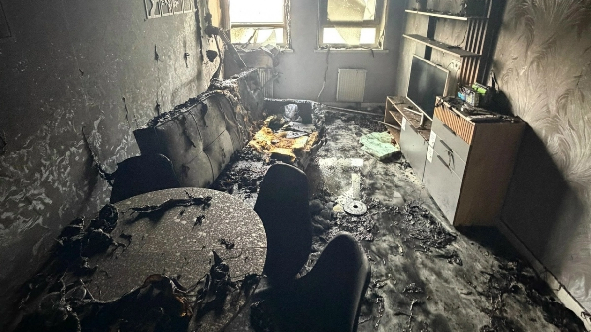 Пожарные спасли взрослого и ребенка из горящей высотки в Советском районе 