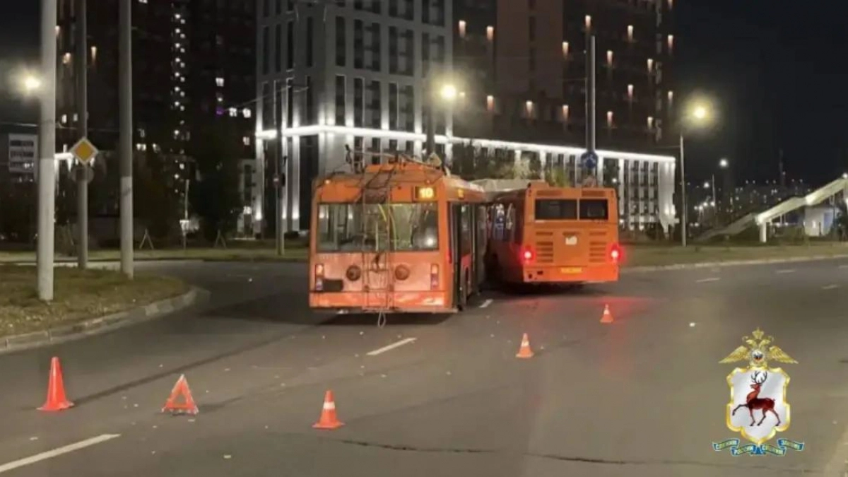 Троллейбус протаранил автобус в Нижнем Новгороде 