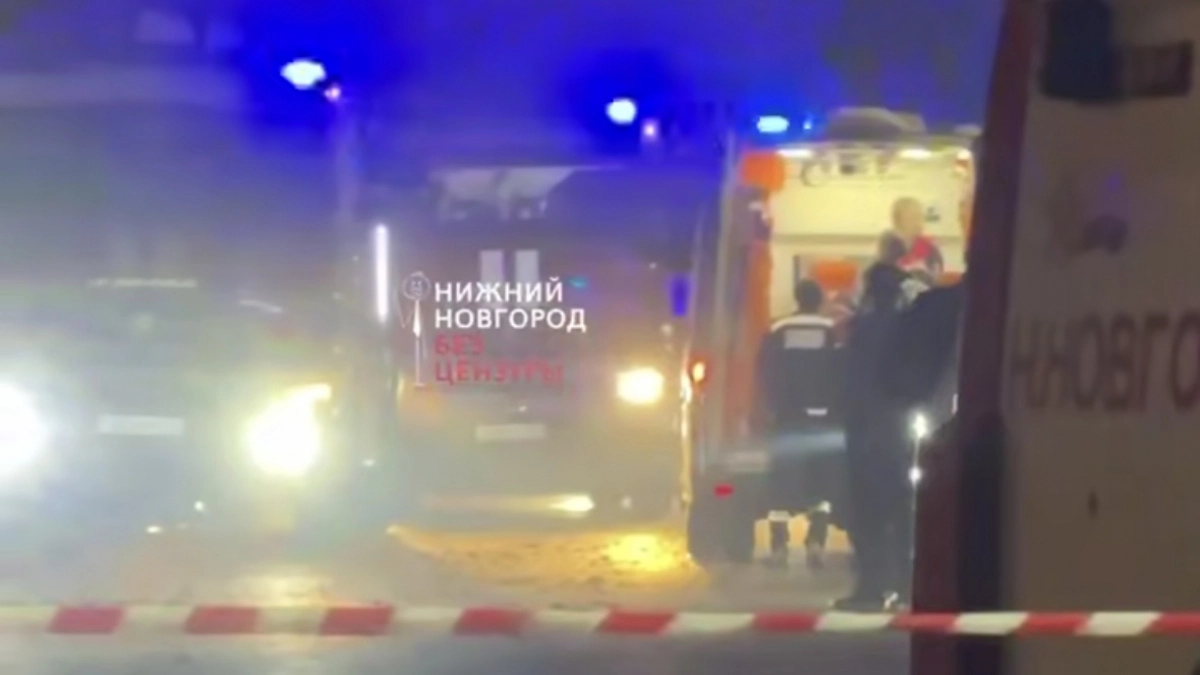 Двух человек вынесли на носилках из горящего дома в Канавинском районе