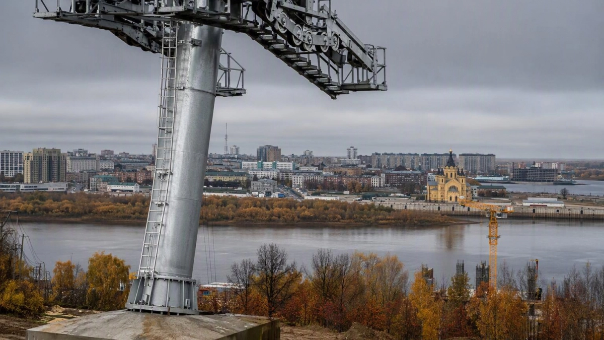 Для новой канатной дороги через Оку в Нижнем Новгороде установили восемь опор