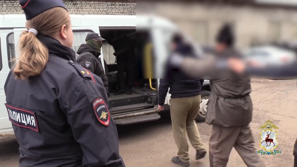 В цехах с металлоломом в Нижнем Новгороде накрыли подпольный лагерь с мигрантами