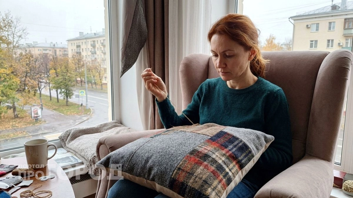 Перестала захламлять дом ненужным трикотажем: как из старых свитеров сшить дорогой плед за один вечер