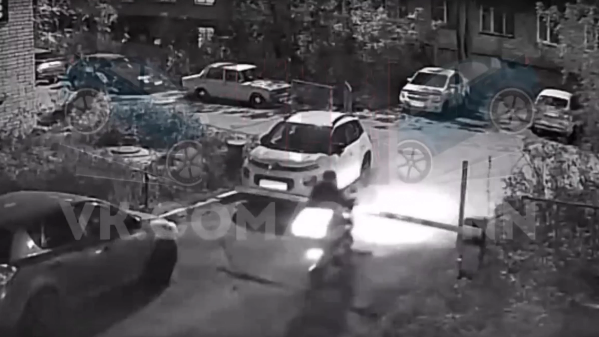 В Нижнем Новгороде спешащий на заказ велокурьер на полном ходу снес шлагбаум