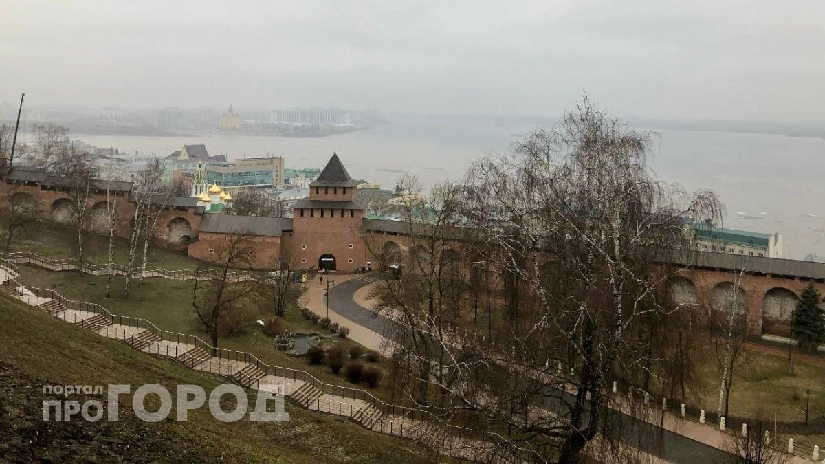Стены Нижегородского кремля закрывают от туристов из-за скользкой ловушки