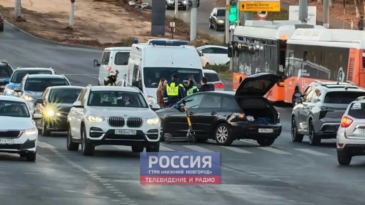 На Советской площади в Нижнем Новгороде машина сбила самокатчика на зебре
