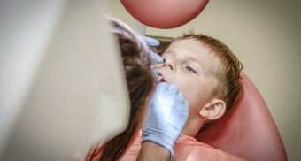  Ребенок у стоматолога: 6 советов, которые помогут лечить детские зубы без стресса