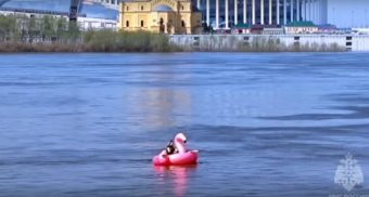 В Нижнем Новгороде спасли блогершу, которая отправилась в турне по Волге на надувном фламинго