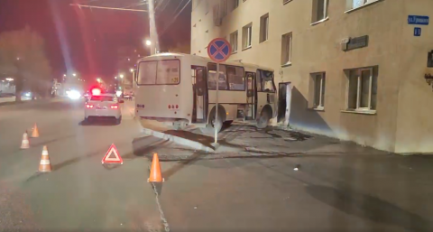 Водитель автобуса потерял сознание и врезался в здание в Дзержинске, пострадали пять человек