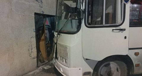 В Дзержинске завели уголовное дело из-за автобуса, влетевшего в здание